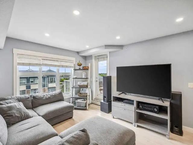 STUNNING TOP FLOOR 2 BEDROOM APARTMENT IN MAHOGANY