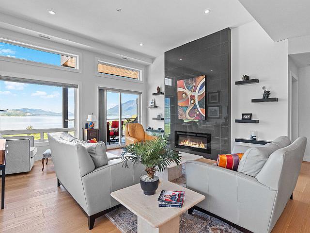 Stunning Top Floor Condo Overlooking Shuswap Lake