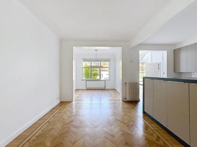 Stunning two story home of approximately 125 m² with a pleas