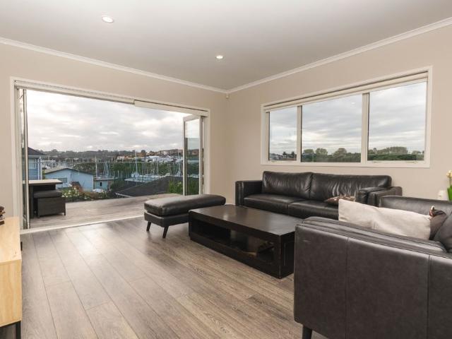 Stunning Upmarket 5 Bedroom Family Home in Gulf Harbour