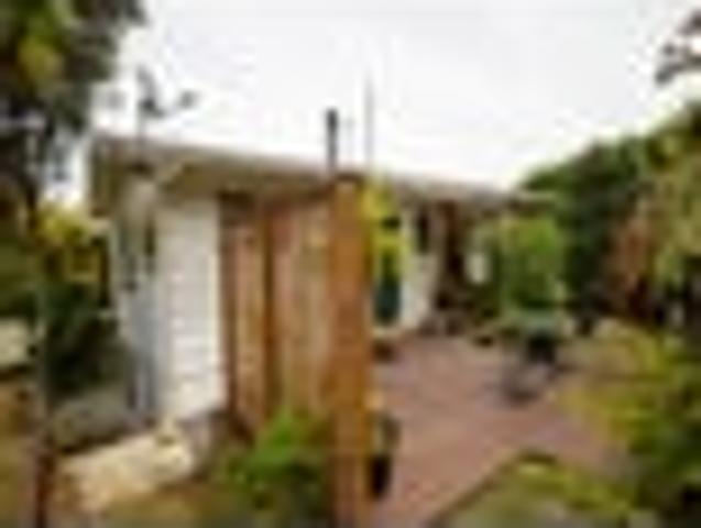 Stunning Views, Close to Town!