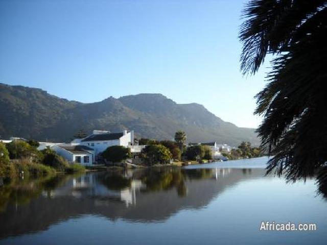 Stunning villa on the lake for up to 4 people
