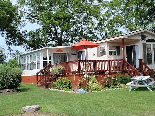 Stunning Waterfront Sherkston Shores Cottage With Low Fees