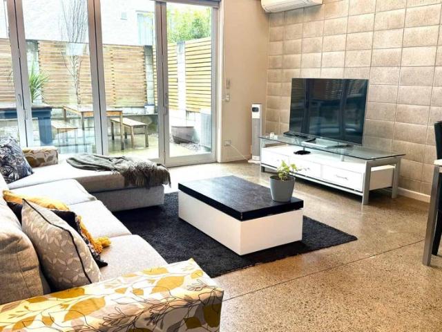 Stunning and Extra Spacious Executive Fully Furnished City Townhouse!