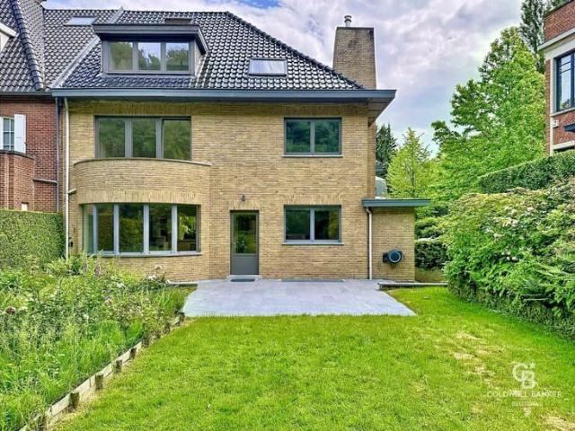 Stunning architect designed home approx. 370 sq. m