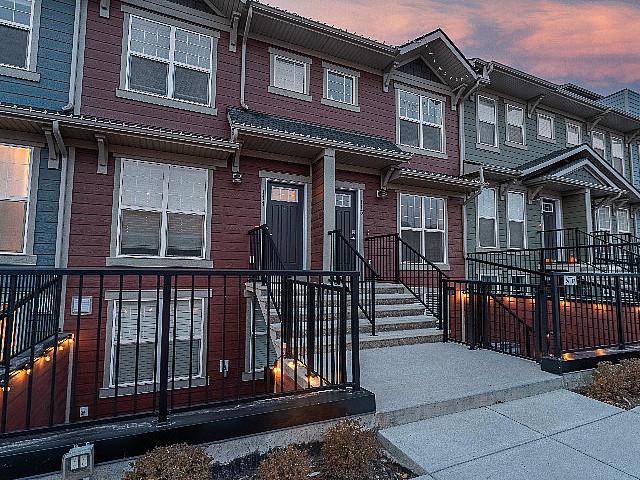 Stunning Bungalow style Townhouse In Calgary, Alberta!