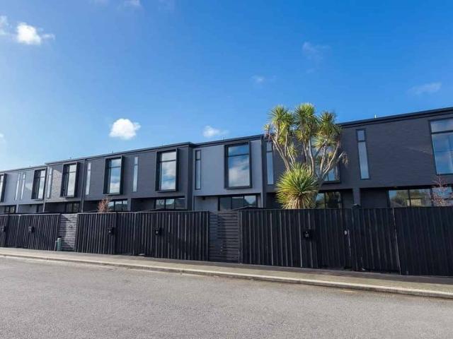 Stunning City Fringe Living – Modern & Convenient