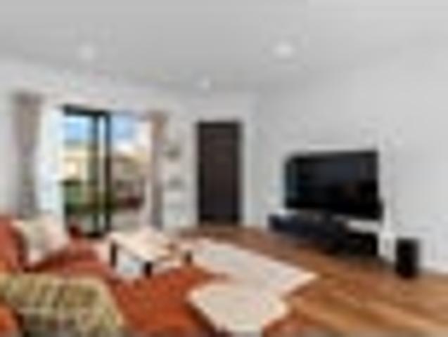 Stunning Coastal Living – Stylish & Move In Ready