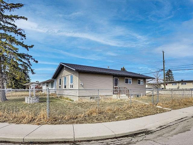 Stunning Corner Lot 5 bed, 2 bath Home With Separate Entrance