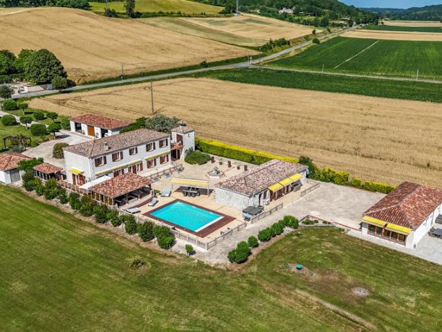 Stunning country property with guest annexes, garaging, pool