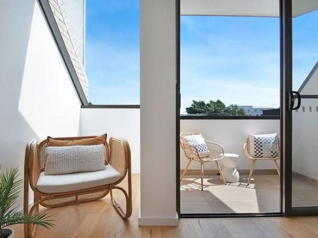 Stunning designer 4 bedroom townhouse with LUG