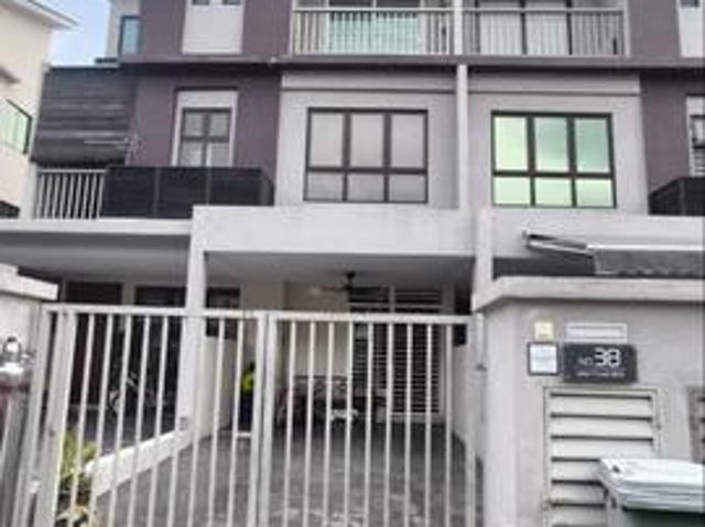 Stunning End Lot with Attic Space The Strata Bandar Puteri Bangi