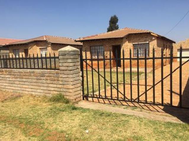 stunning facebrick house on the mark.