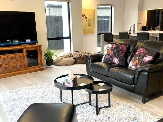Stunning fully furnished executive townhouse in prime location!