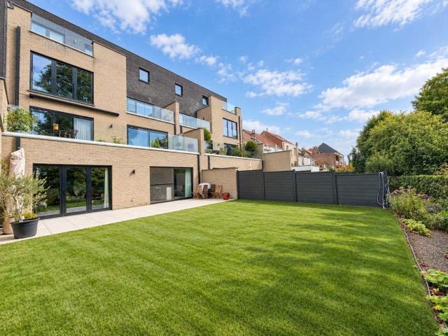 Stunning ground floor apartment with a garage