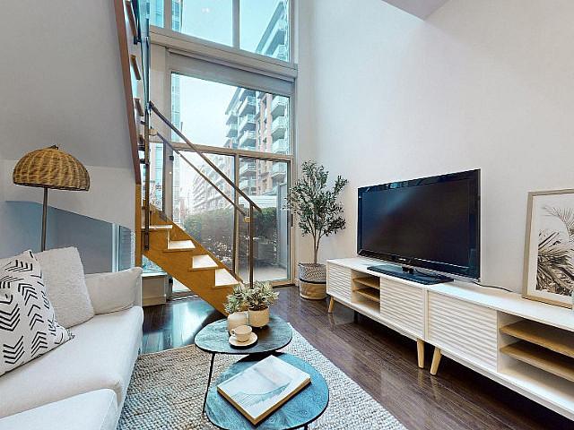 Stunning King West Loft! 1br, 2ba, 20 ft Ceiling, Patio