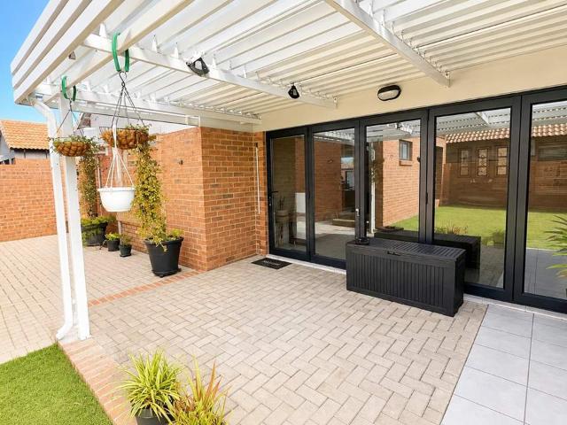 Stunning Modern 3 Bedroom Townhouse for Sale in Langenhovenpark