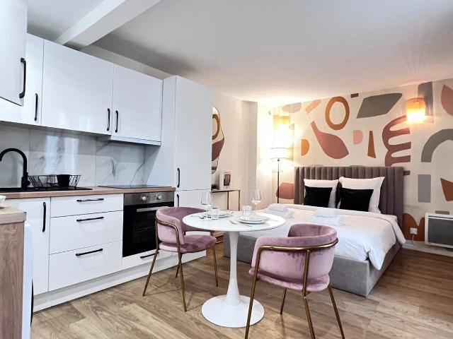 Stunning Modern 1BR Apartment with AC near Bon Marché, Paris Amsterdam Apartments for Rent