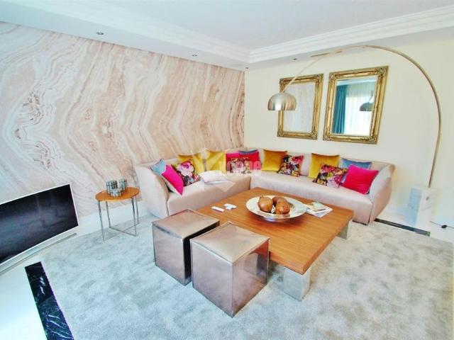 Stunning modern apartment with sea views in Puerto Banus