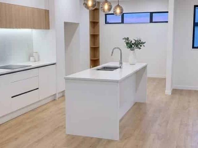 Stunning Modern Living with Estuary Views – Th.