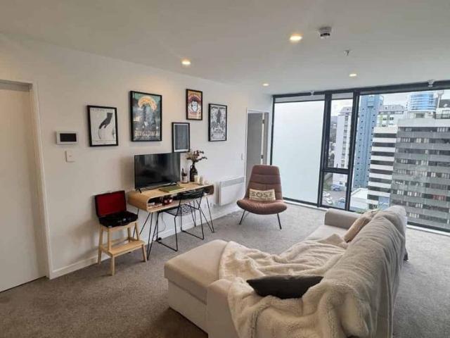STUNNING ONE BEDROOM TOP FLOOR APARTMENT