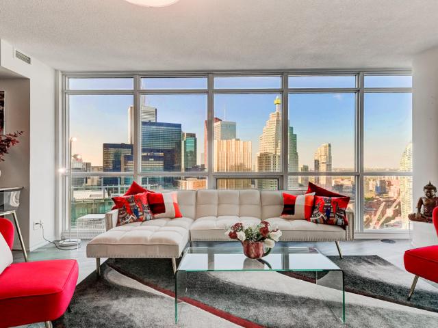 Stunning Penthouse Retreat with Epic Lake & CN Tow