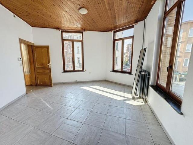 Stunning Renovated 3 Bedroom Duplex – Fernand Cocq Area – €1