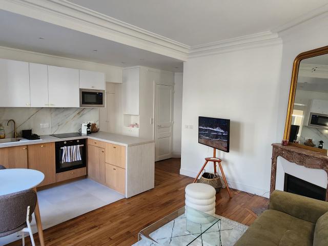 Stunning, renovated apartment on a quiet street in Paris premium standard With elevator