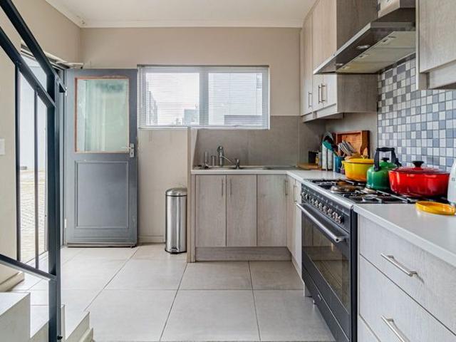 Stunning, renovated pet friendly townhouse in a secure complex