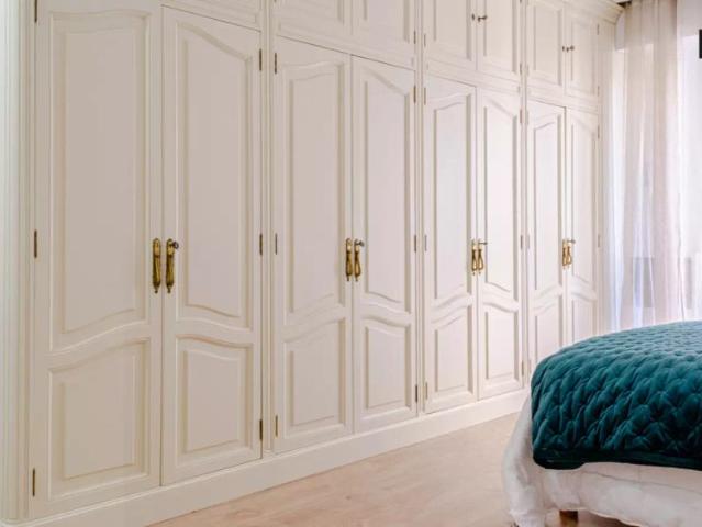 Stunning room for rent in 5 bedroom apartment in Ciutat Vella