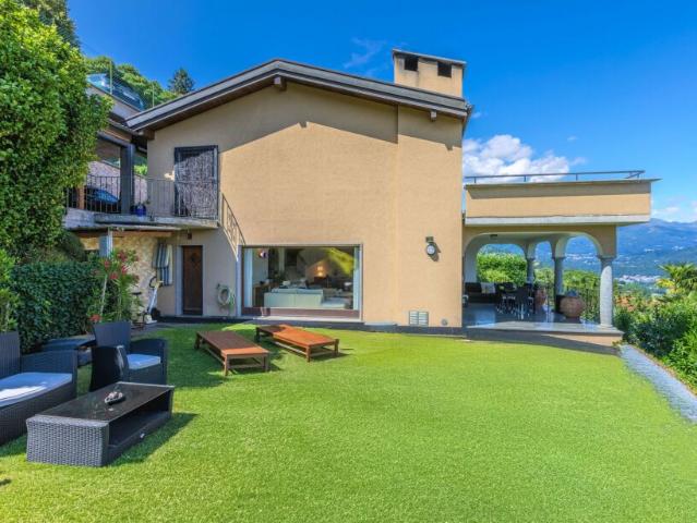 STUPENDA VILLA VISTA LAGO CON AMPIO GIARDINO A CIMO