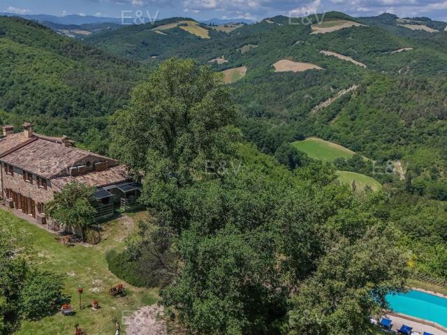 Stupendo casale immerso tra le colline e la natura incontami. 600m² Urbino