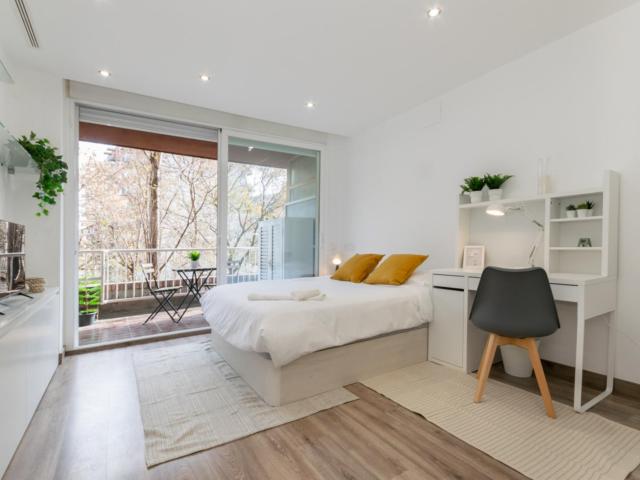 Stupendous double bedroom with a balcony, in Les Corts