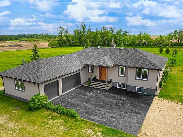 Sturgeon County Out Of A Subdivision! 2 Garages, Custom Built