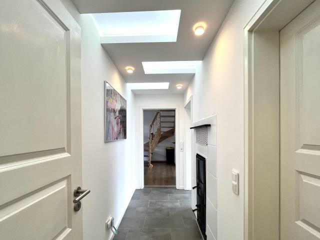 Stylisch, smart & sonnig – Maisonette Traum mit Sauna, Kamin & PV Anlage