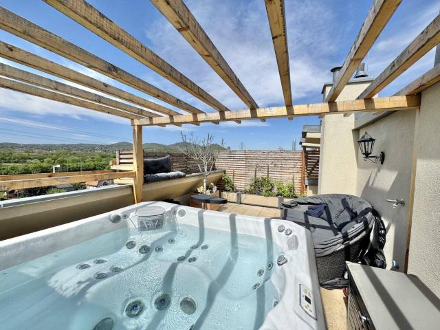 STYLISCHE DG WOHNUNG MIT DACHTERRASSE + WHIRLPOOL MIT DONAUBLICK