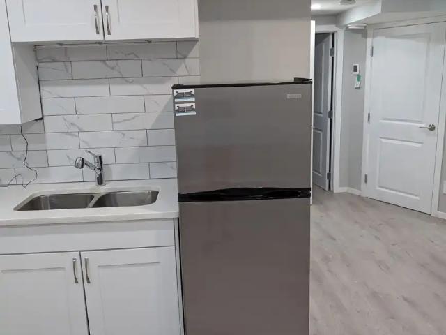 Stylish & Modern 1 Bedroom Basement Suite
