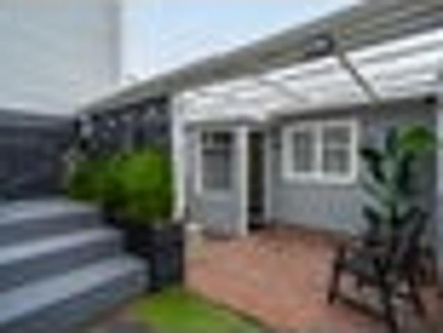 STYLISH MODERN LIVING + BONUS INCOME!