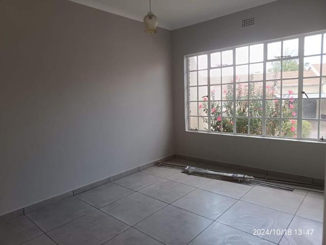 Stylish Newly Renovated 1 bedroom Unit available in a sought after complex