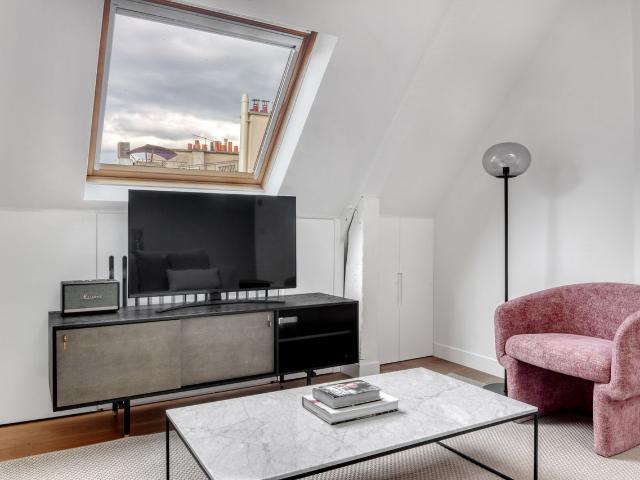 Stylish One Bedroom Oasis in Palais Royal, Paris, Paris Amsterdam Apartments for Rent