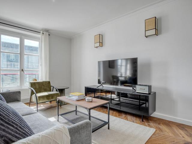 Stylish One Bedroom Oasis in the Heart of Paris, Paris Amsterdam Apartments for Rent