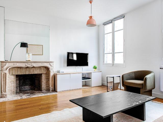 Stylish One Bedroom Apartment with City Views, Paris Amsterdam Apartments for Rent