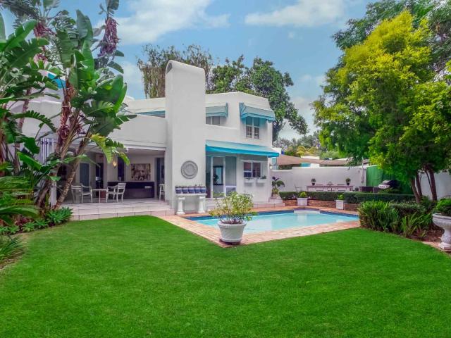 STYLISH OPEN PLAN LIVING IN A GREAT LOCATION, LUXURIOUSLY RENOVATED
