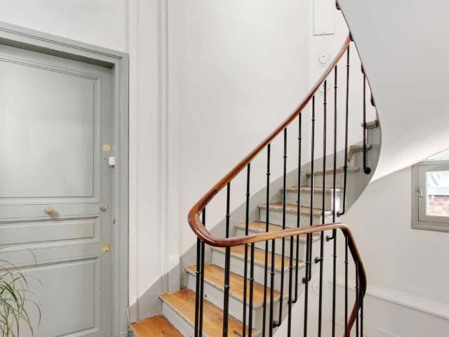 Stylish and Conveniently Located 25m2 Apartment in Neuilly sur Seine, just minutes from Paris