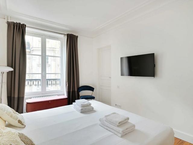 Stylish apartment ideal for families HOCHE/ETOILE, Paris Amsterdam Apartments for Rent