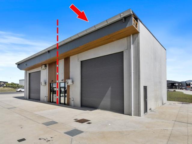 STYLISH CAMBRIDGE WAREHOUSE 172m2 WITH EXTERNAL STORAGE
