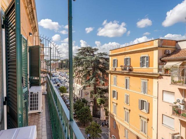Stylish Celio Apartment – Steps from the Colosseum with Balconies & Modern Comforts! Cribmed