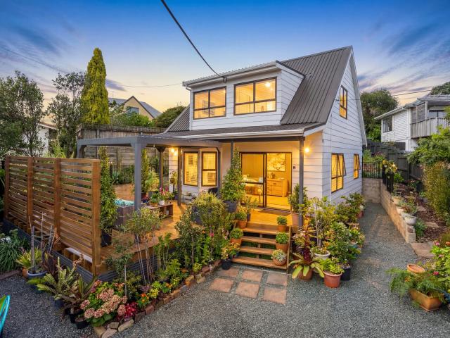 Stylish Coastal Cottage