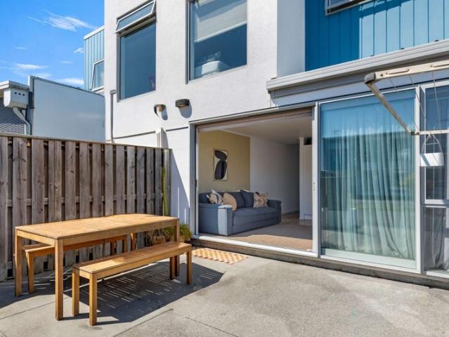 Stylish Easy Living at Nine Oaks!