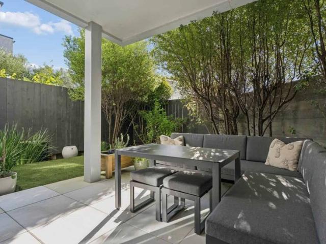 Stylish Ground Floor Living Near Lake Pupuke